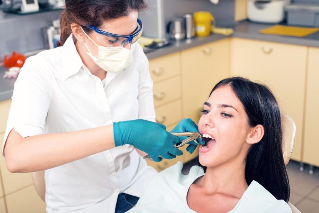 مراقبت های بعد از کشیدن دندان توسط پزشک